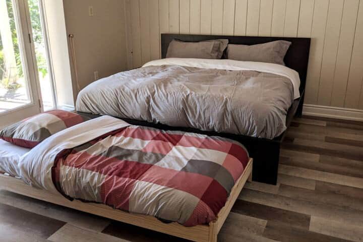 Საძინებელი#4 - მასტერ-საძინებელი ტბის ხედით; King & Twin Beds (ქვედა დონე)