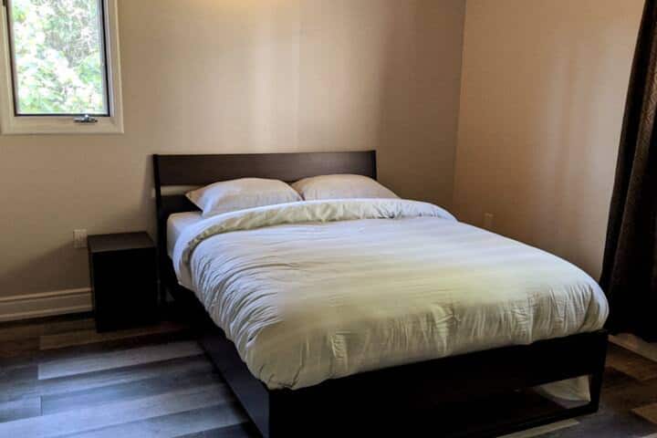 Საძინებელი №2 - საწოლი 152 × 203 სმ (მთავარი სართული)