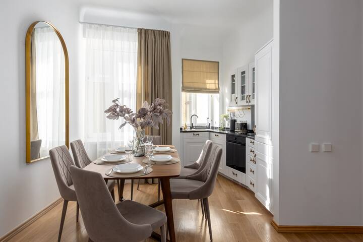 3bd Old Town apartment with jacuzzi & balcony