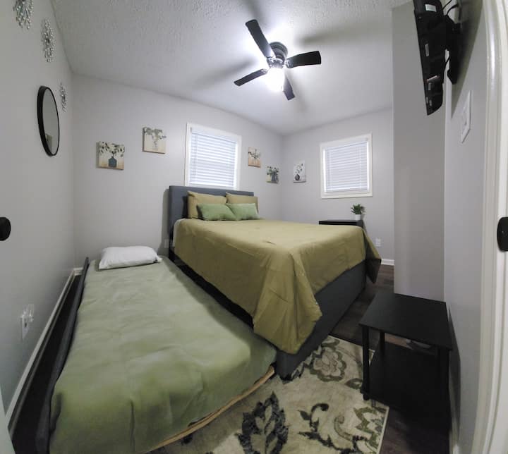 Veliki krevet s ruksakom koji se može izvlačiti kako bi se osigurao dodatni prostor za spavanje.