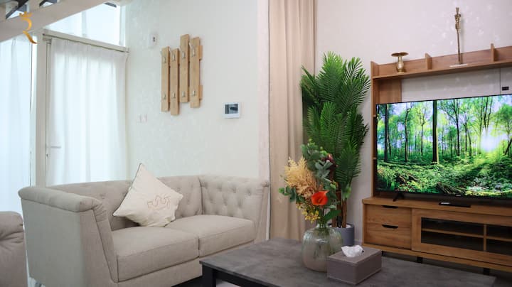 Elegantný a moderný obývací priestor, ideálny na oddych po dni plnom dobrodružstva