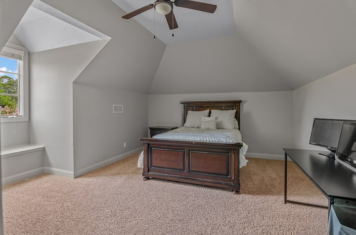 Оваа брачна спална соба има сопствена бања. Утешителот може да биде различен.

Има ролетни, но нема завеси за затемнување. Оваа спална соба, исто така, се наоѓа над гаражата (пристап до скали) и е потенцијално потопла во летните месеци.

Бирото не е достапно