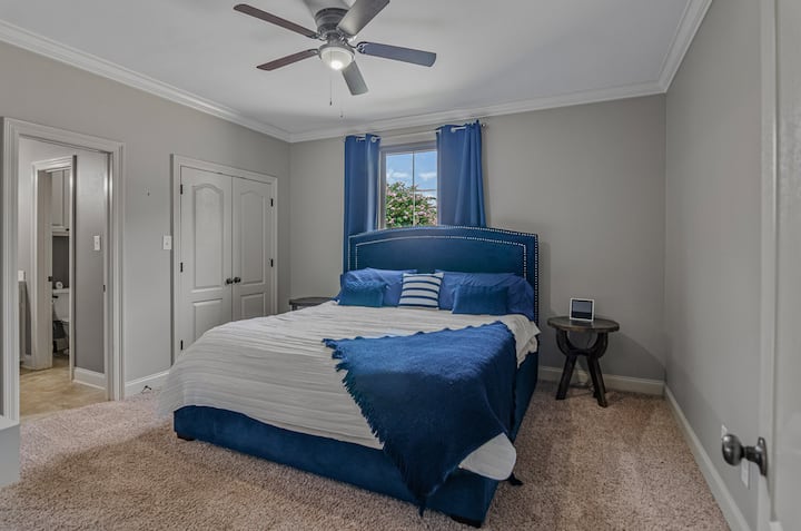 Оваа брачна спална соба има голем плакар и телевизор на кои може да ги фрлите омилените серии! Исто така, дели бања со Џек и Џил со собата наменета за работа. Утешителот може да биде различен. 