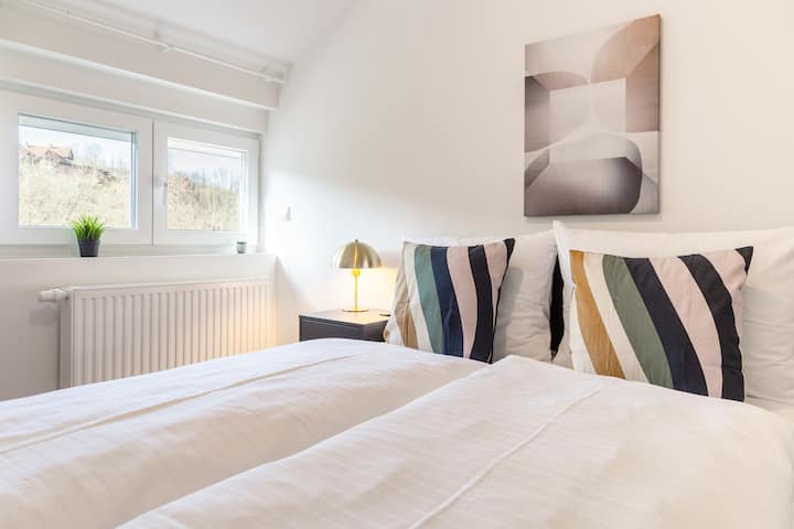 המיטה הכפולה הנעימה בגודל קווין סייז מבטיחה לילות מרגיעים. עטופים במצעים רכים, אתם יכולים להירגע בצורה מושלמת ולטעון את הסוללות שלכם. זה המקום שבו כל יום מתחיל רענן ומלא בציפייה.