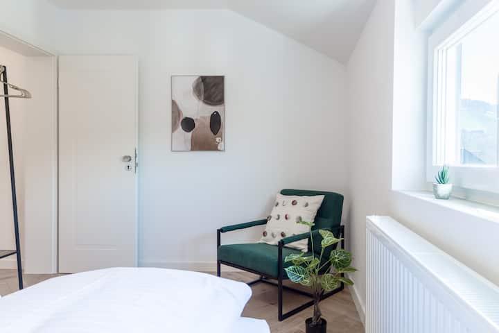 כורסה נוחה מזמינה אתכם לשבת ולהירגע. אידיאלי לחופשה נעימה עם ספר או סתם ליהנות מהשלווה במרחב הפרטי שלכם.