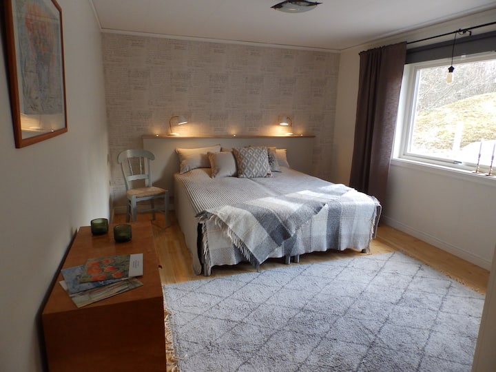 Velika spavaća soba na gornjem katu s izlazom na terasu