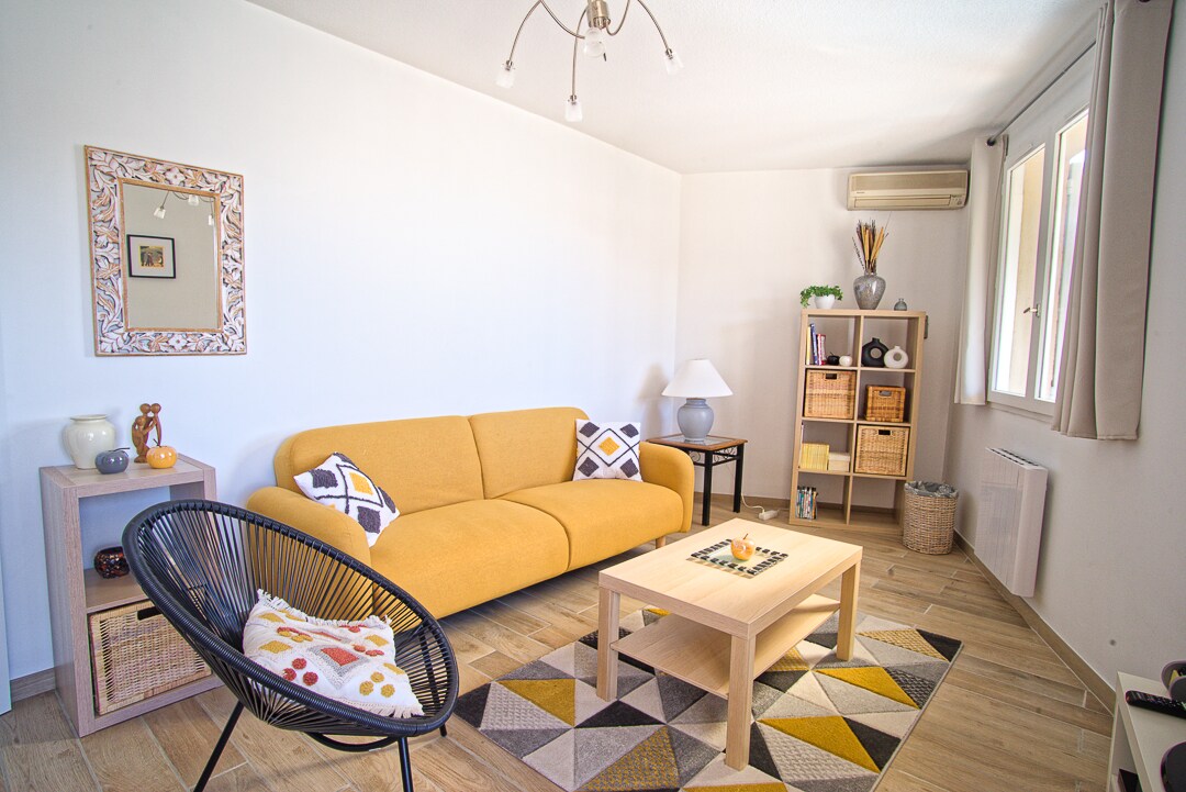 ห้องนั่งเล่นที่มองเห็นระเบียง 