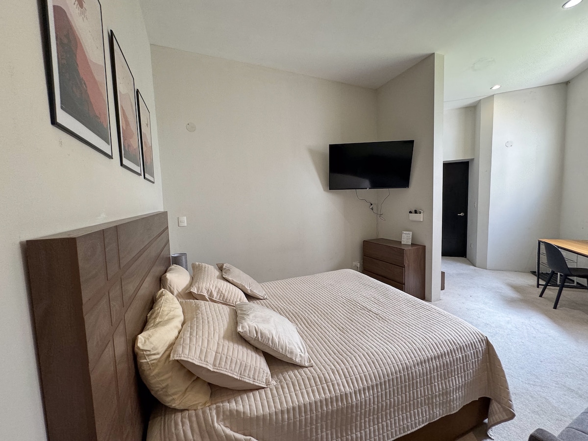 Vo vnútri miestnosti je inteligentná televízia a zásuvka. 