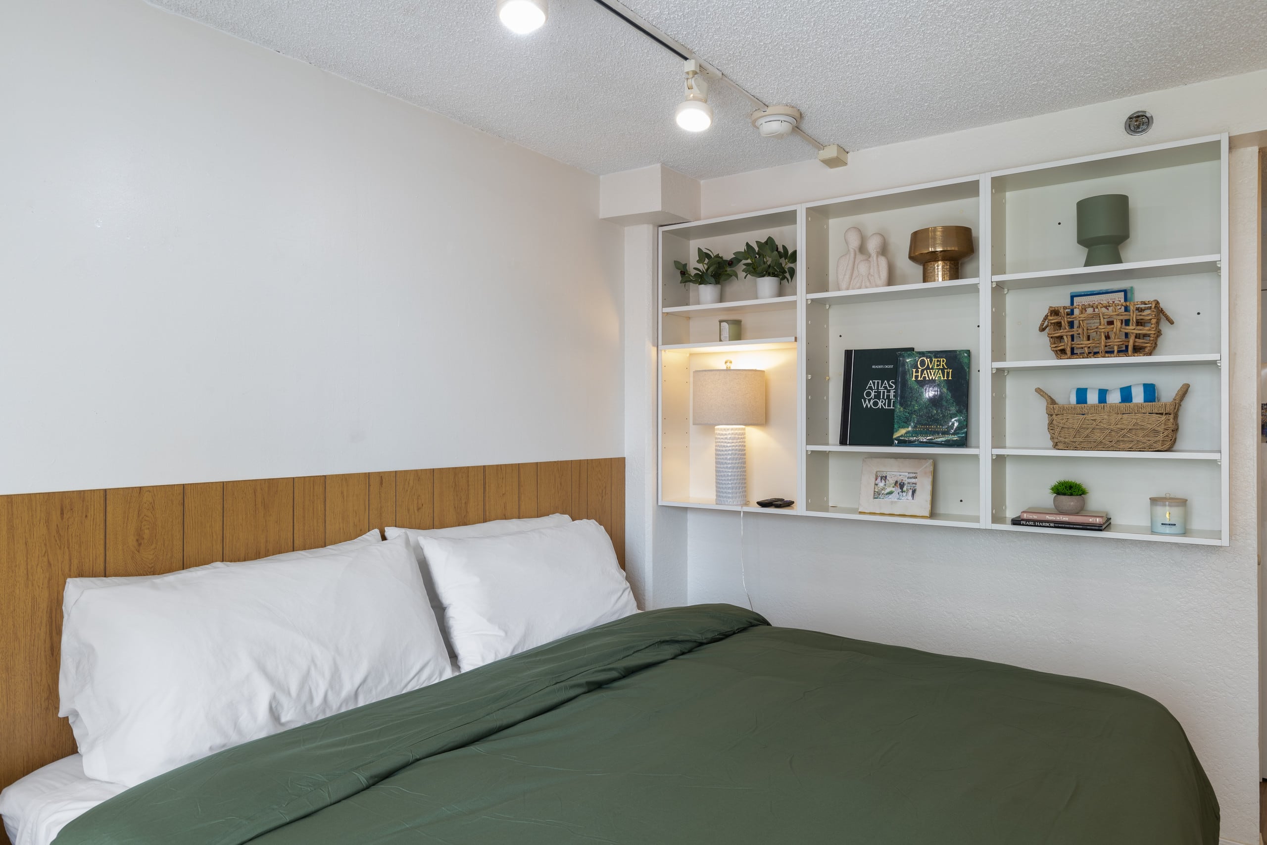 Condo in Honolulu · ★4.9 · Studio · 1 bed · 1 bath - Image 15