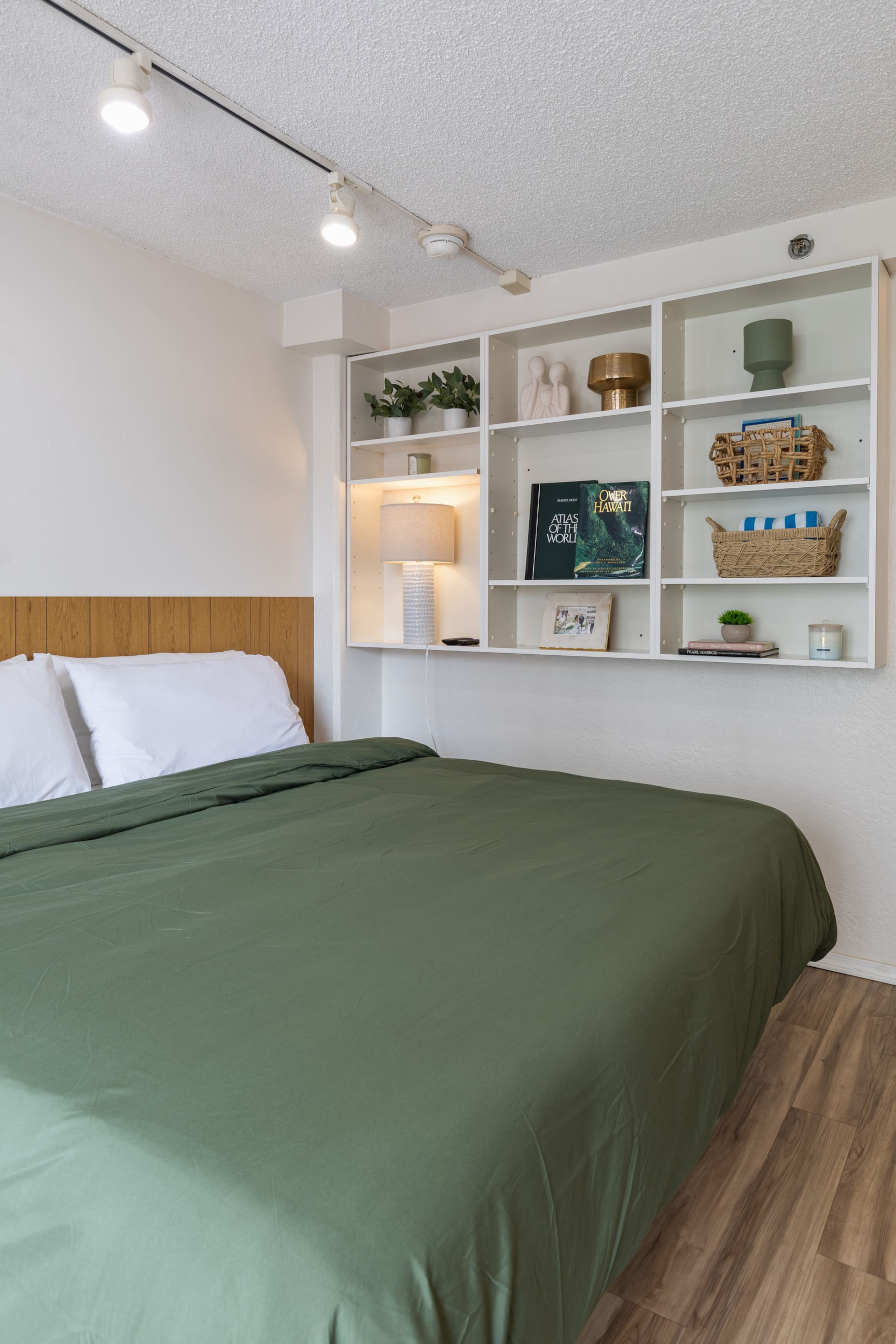 Condo in Honolulu · ★4.9 · Studio · 1 bed · 1 bath - Image 16