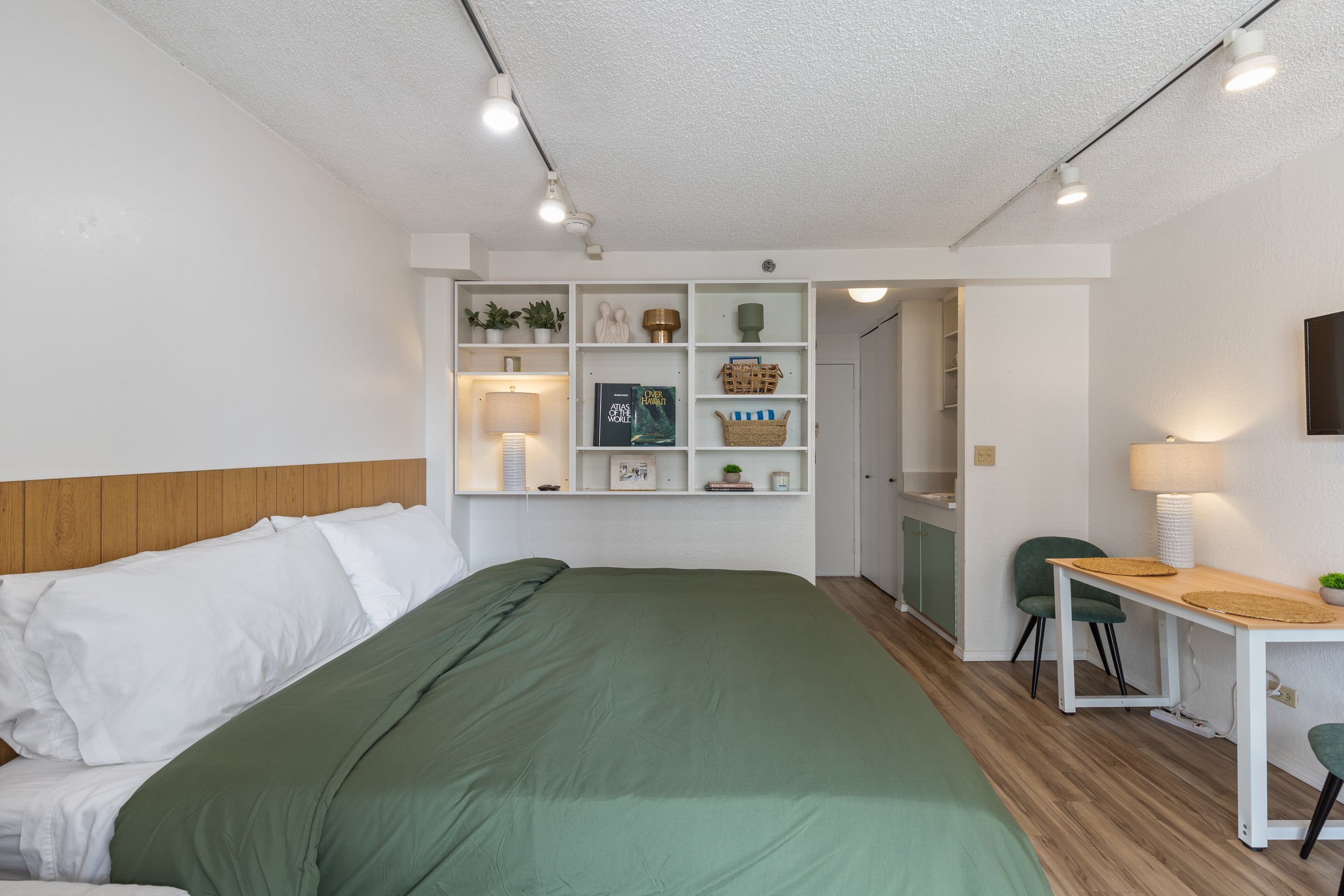 Condo in Honolulu · ★4.9 · Studio · 1 bed · 1 bath - Image 12
