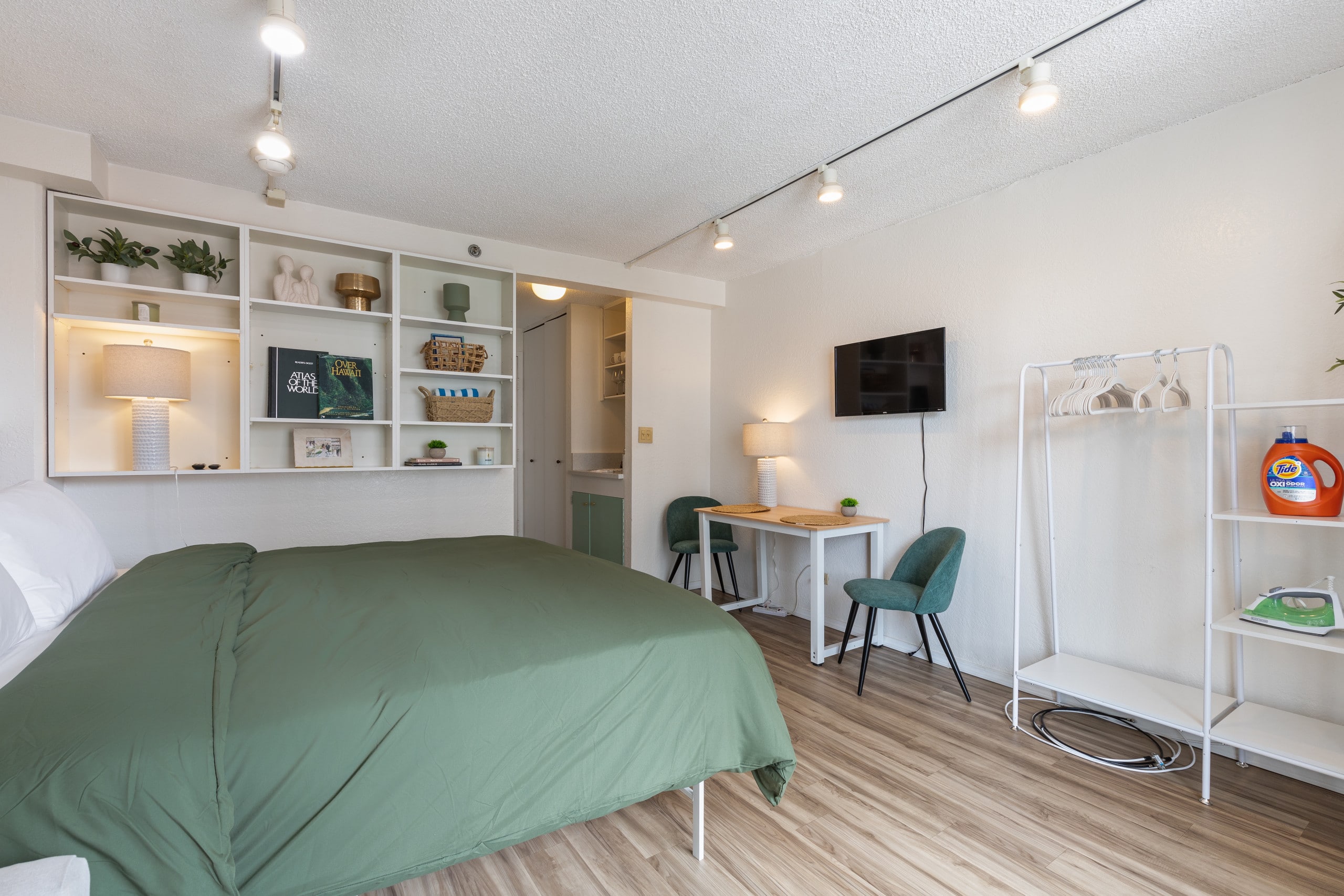 Condo in Honolulu · ★4.9 · Studio · 1 bed · 1 bath - Image 27