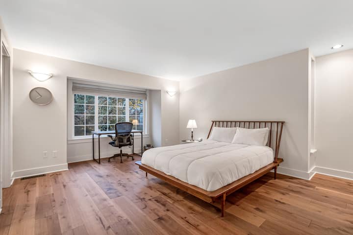 Táto izba je vybavená NOVÝM matracom Brooklyn Bedding Signature Hybrid Queen (9/24), vankúšmi a posteľnou bielizňou.  K dispozícii je písací stôl a stolička, vstavaná knižnica a šatníková skriňa s policami a závesným priestorom.  Vlastná kúpeľňa s vaňou a sprchou.