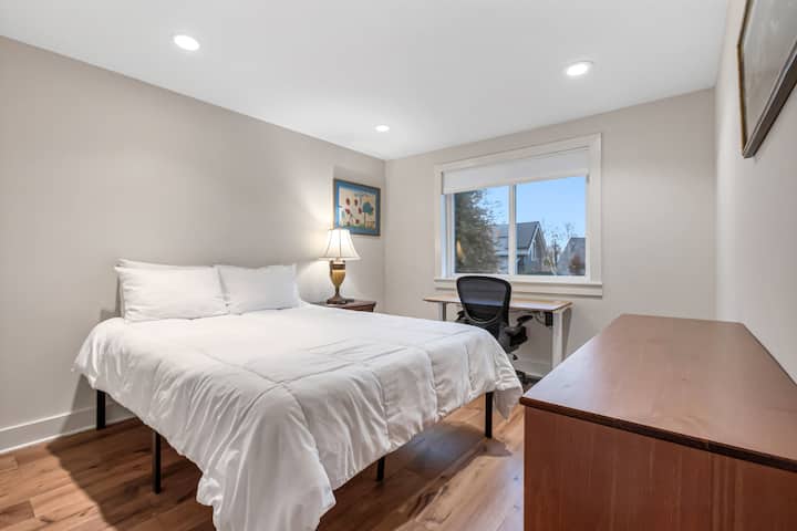 Táto izba má NOVÝ matrac Brooklyn Bedding Signature Hybrid Queen (9/24), vankúše a posteľnú bielizeň.  K dispozícii je písací stôl a stolička, komoda a skriňa s komodou a závesným priestorom.