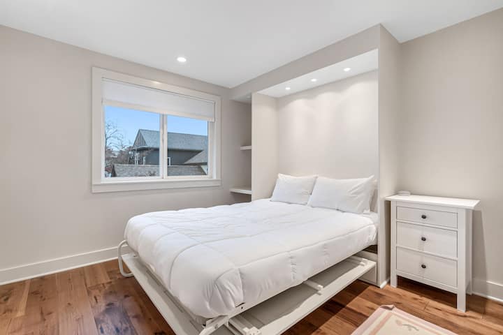 Táto izba má manželskú posteľ Murphy (posteľ sa dá zložiť do skrinky) s matracom Brentwood Home Cedar Natural Luxe, vankúšmi a posteľnou bielizňou.  K dispozícii je nočný stolík, vstavané police a skriňa so závesným priestorom a zásuvkami.