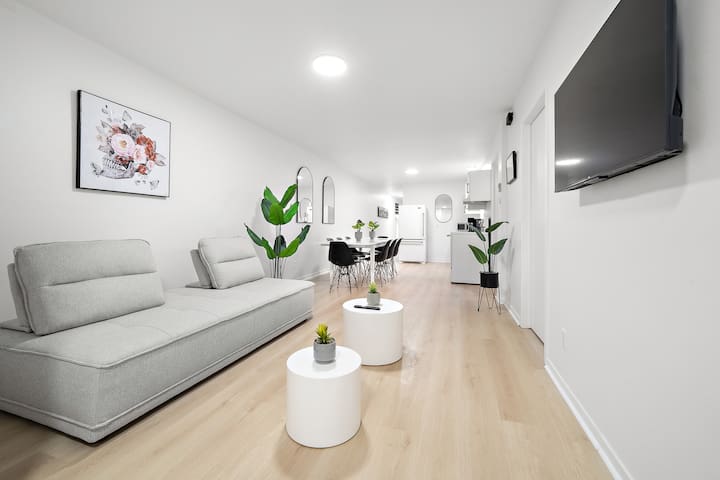 Montreal New 5 Bedroom Sleeps 15