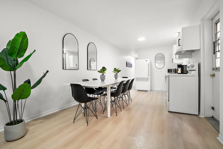 Montreal New 5 Bedroom Sleeps 15 gallery image 3