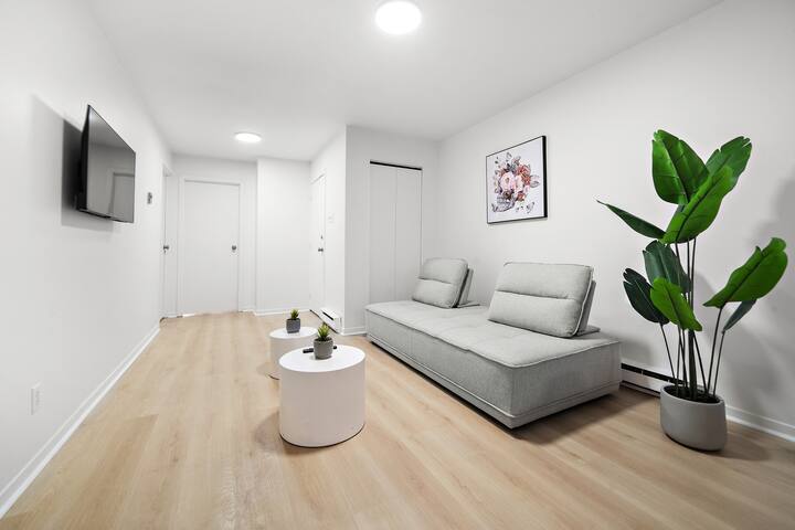 Montreal New 5 Bedroom Sleeps 15 gallery image 2