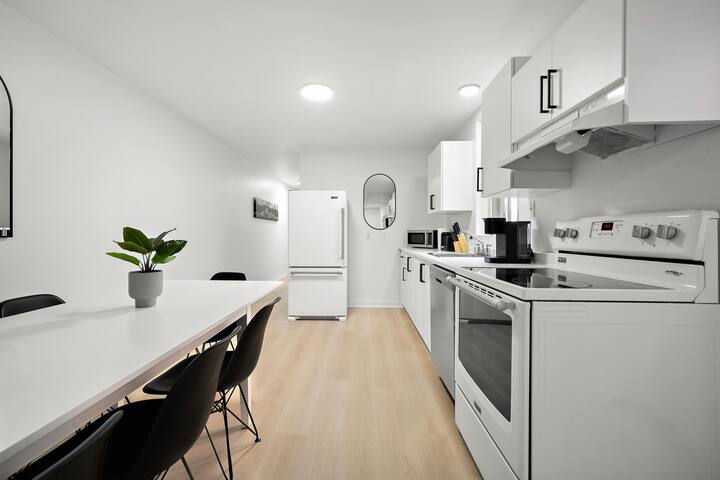 Montreal New 5 Bedroom Sleeps 15 gallery image 4