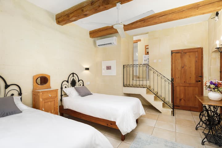 Chambre avec lits jumeaux et salle de bain attenante