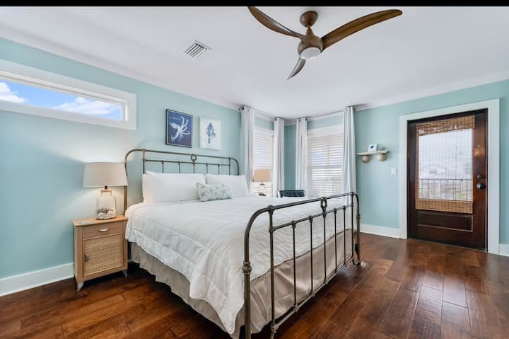 Bedroom #1 - 3rd Floor - King bedroom with en-suite bathroom, twin daybed and private balcony. (Sleeps 4) 