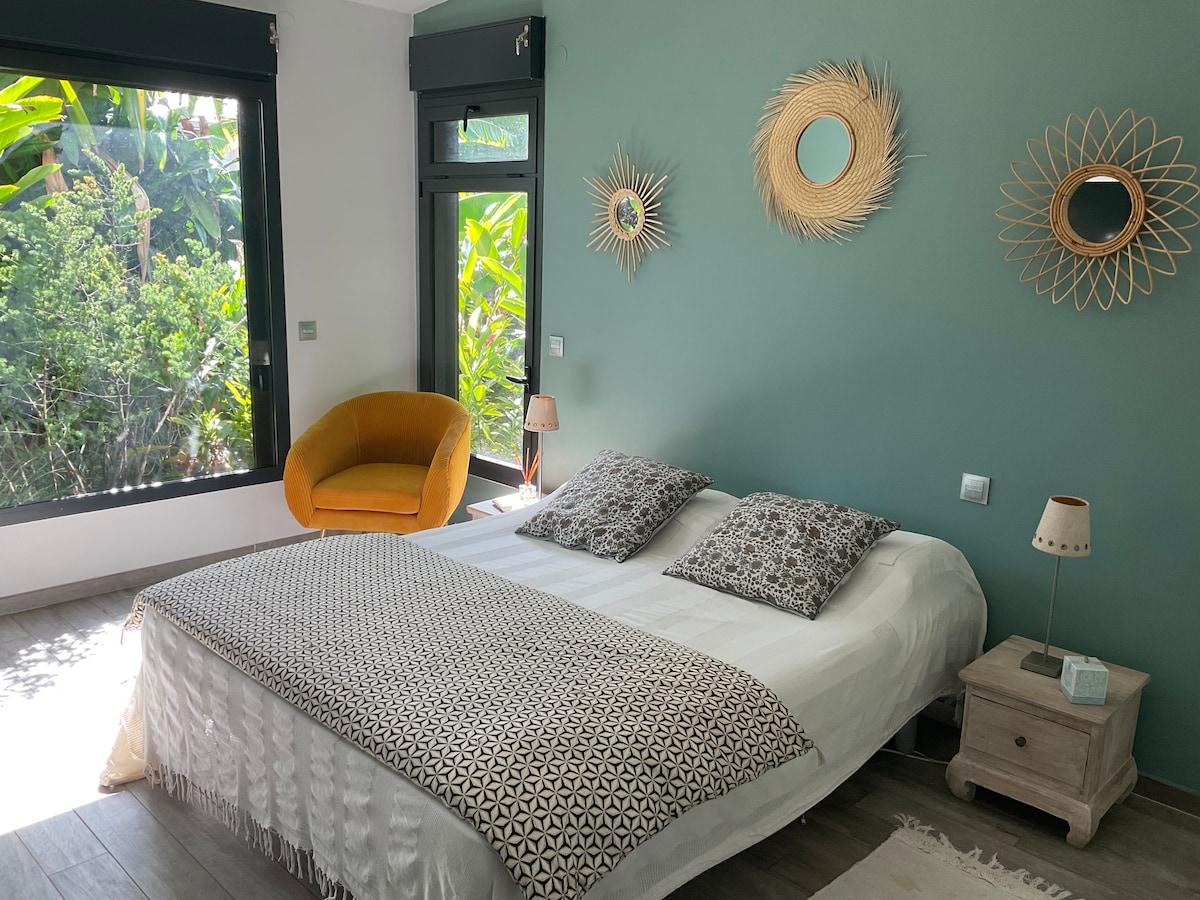 Hlavná spálňa v hlavnom apartmáne s kúpeľňou a šatňou ponúka intímnu a relaxačnú atmosféru v záhrade