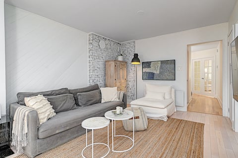 Popular Airbnb listing: Spacious 2BR in Montreal w/ Terrace & Free Parking in Villeray–Saint Michel–Parc Extension