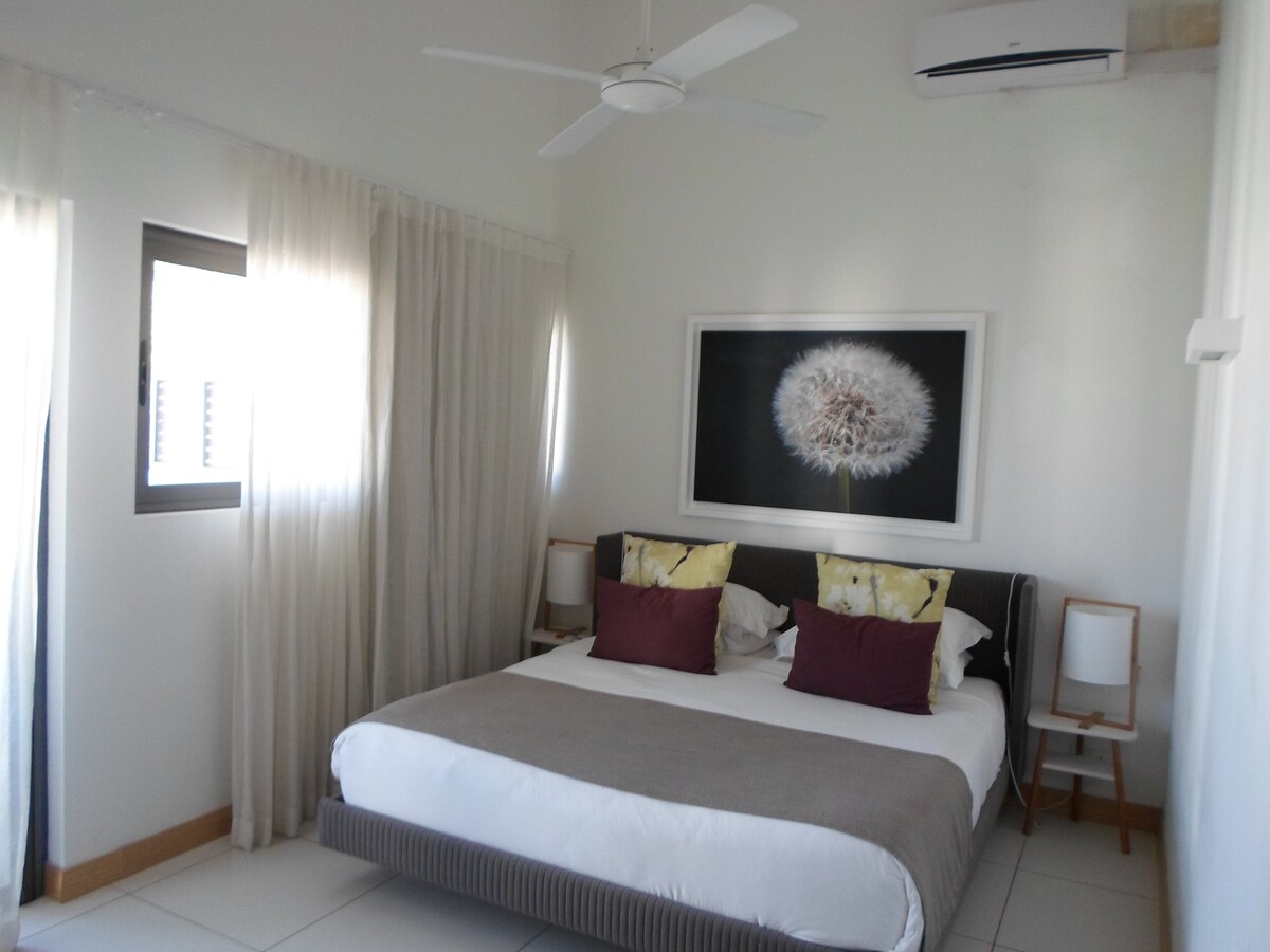 ห้องนอนใหญ่พร้อมห้องน้ำในตัว เปิดโล่งที่ระเบียงหลัก