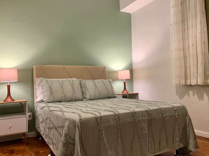 Chumba cha kulala mara mbili na kiyoyozi na mapazia ya kuzuia mwanga.