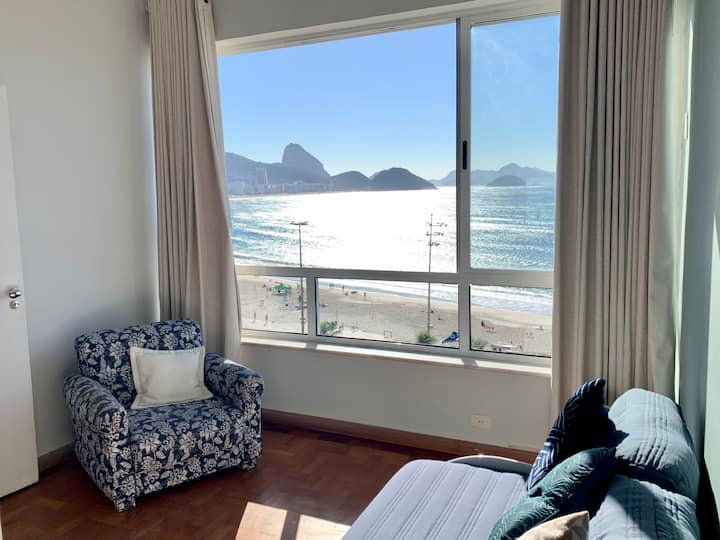 Chumba kilicho na kitanda kimoja na kiyoyozi, mapazia ya kuzuia mwanga, mwonekano wa bahari na makabati mengi.