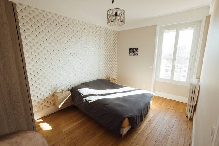 Art Déco Spacieux à 2 min métro gallery image 3