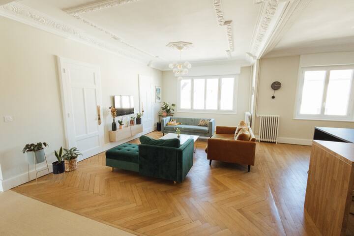 Art Déco Spacieux à 2 min métro gallery image 2