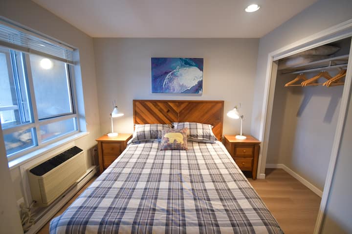 Posteľ veľkosti Queen so šatníkom plnej veľkosti! Je tu dostatok miesta na uloženie batožiny!