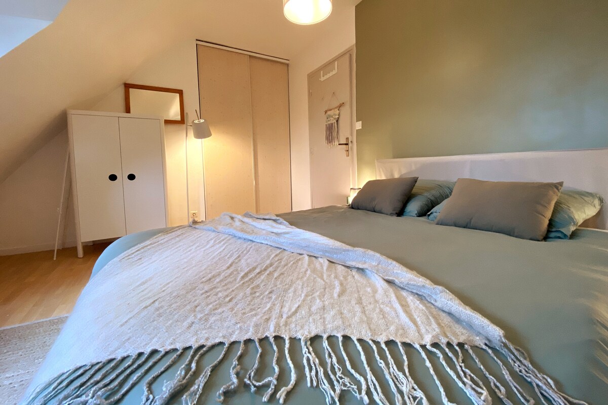 habitación cama doble planta con vestidor.