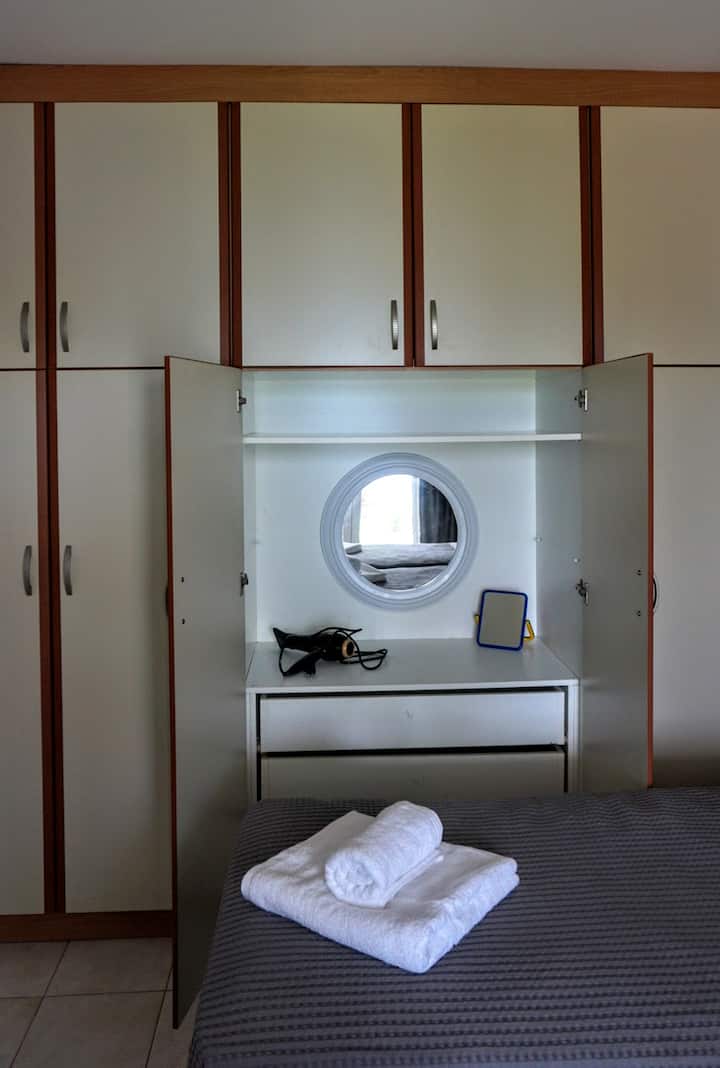 مرآة تزيين في غرفة النوم بالطابق السفلي 