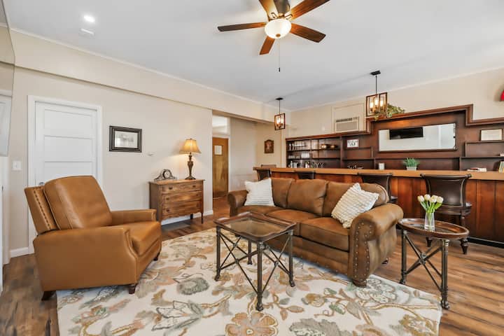 Comfy Quaint Tavern - Pittsfield, MA