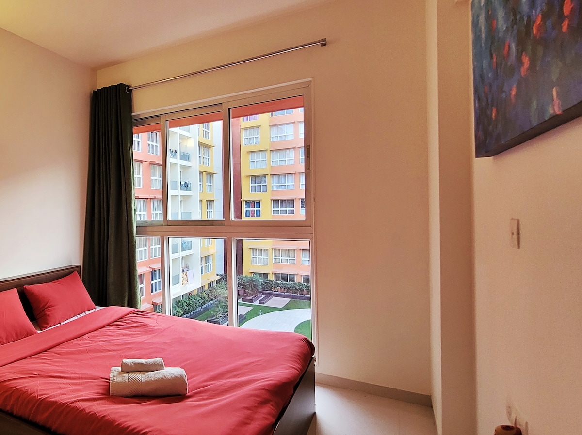 Glavna spavaća soba. U bračnom krevetu mogu udobno spavati dvije osobe.  Radi dodatne sigurnosti u spavaćoj sobi postavljen je i detektor dima. 