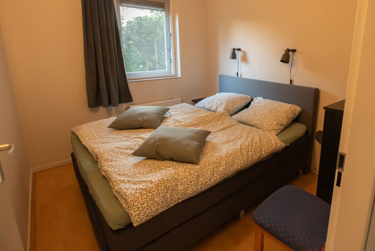 160 x 200米的舒适弹簧床垫。 窗前有一个防蚊子的纱窗、一个橱柜和一个用来清理一些衣服的架子。 床和手机上方的灯光，床旁边有插座。 