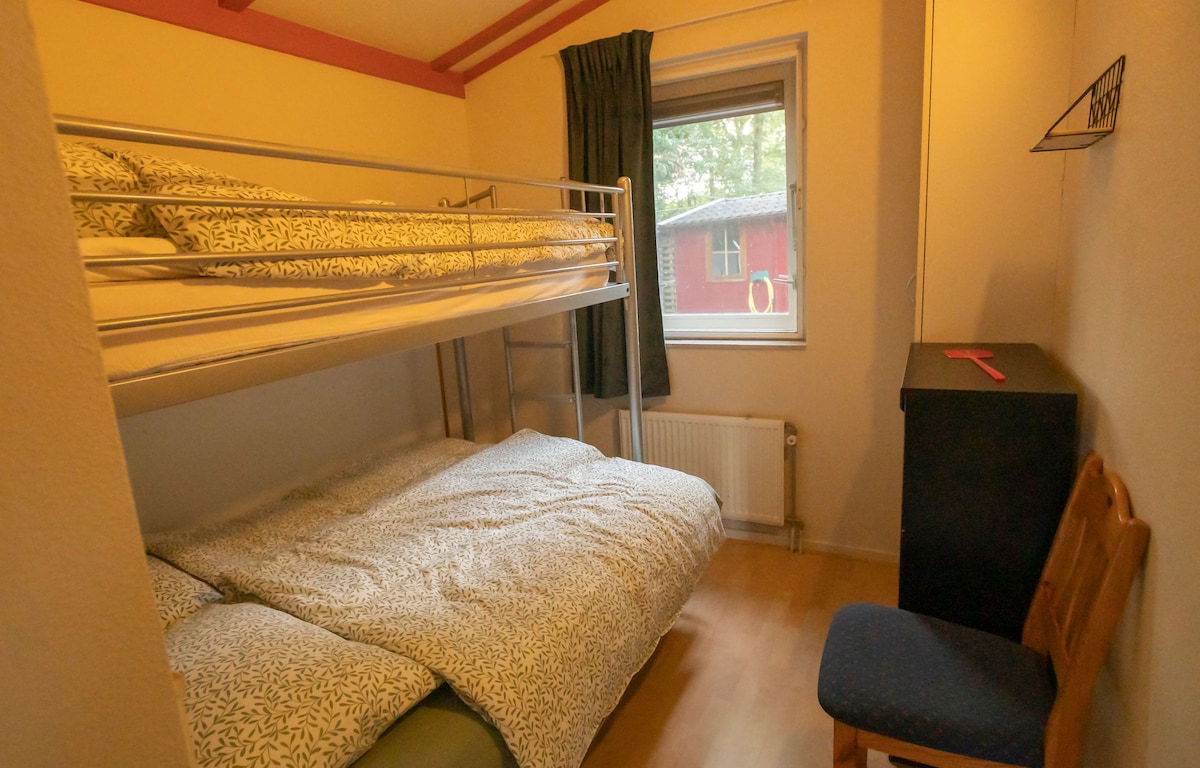 三层双层床， 1处牛，位于一张双人床的底部。 提供床单和被罩。 窗户前有一个纱窗，对着蚊子。 角落的大橱柜里为每个人提供毛巾。 橱柜和衣架供您挂衣服。 