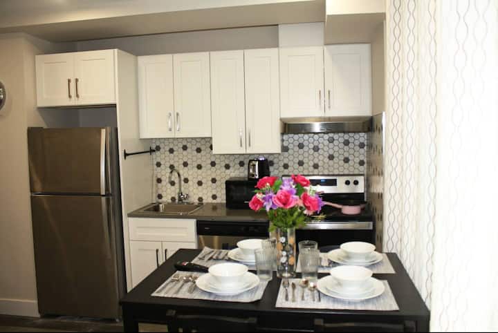 Cozy satys near city center Decarie 208 Entire 1 bedroom