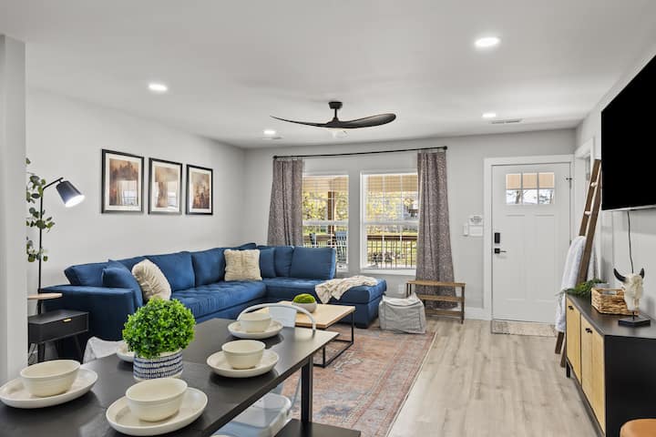 Quaint & Charming Knoxville Cottage - Knoxville, TN