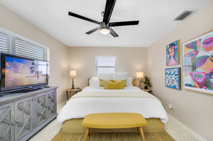 Chumba cha kulala chenye nafasi kubwa chenye kitanda aina ya plush king na mashuka safi.