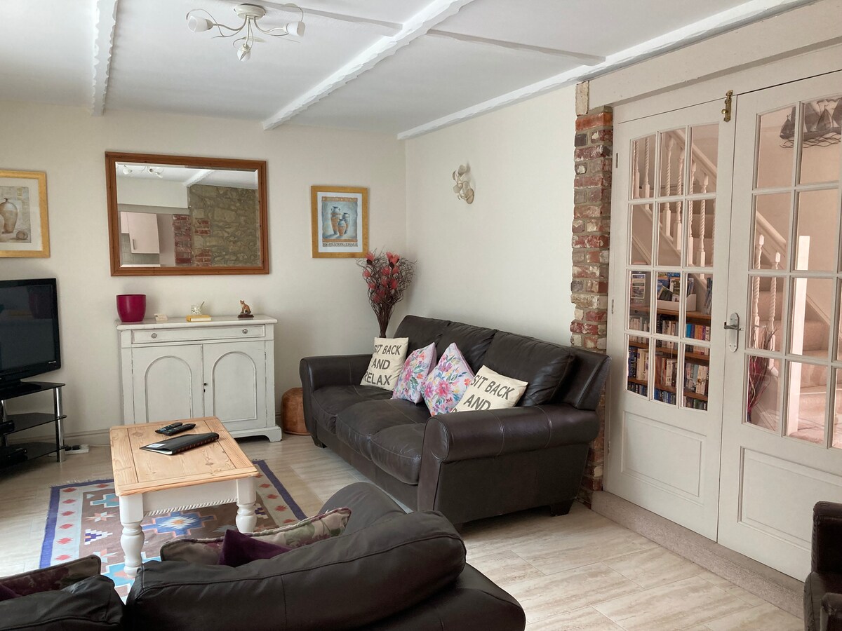 Top Airbnb: Cosy cottage, sleeps 6, ferry discounts in Shanklin