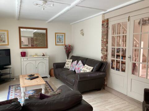 Top Airbnb: Cosy cottage, sleeps 6, ferry discounts in Isle Of Wight