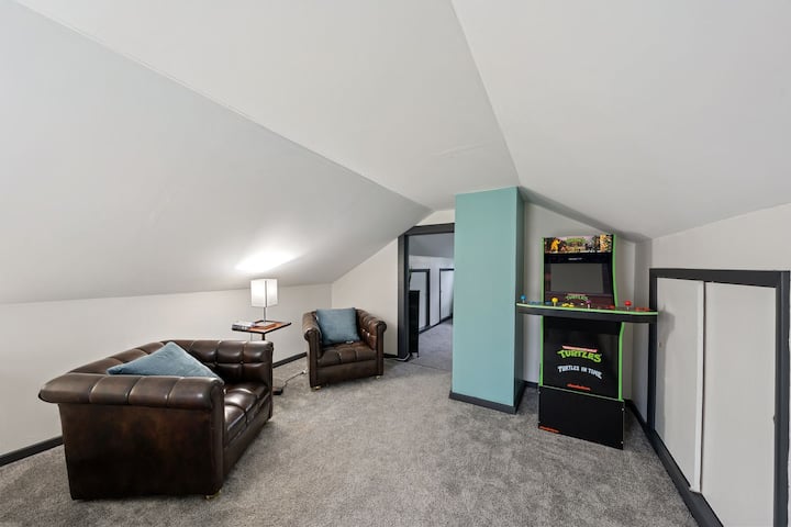 Westlake Treasure• Hottub •Minutes To Crocker Park - North Olmsted, OH