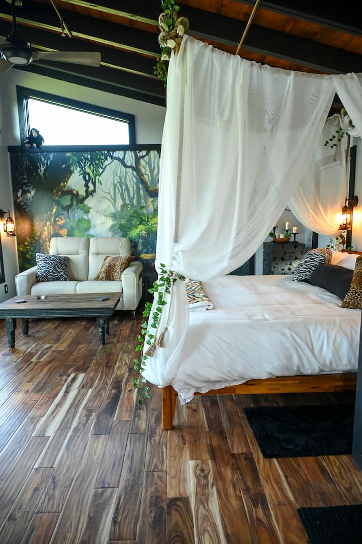 Tarzan & Jane Treehouse | Hot Tub | Riverfront - Sevierville, TN