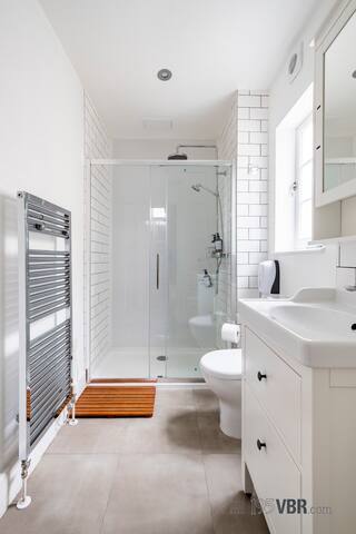 3-Bed Suite | Private Bath | Victoria gallery image 3