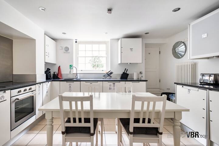 3-Bed Suite | Private Bath | Victoria gallery image 2