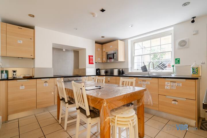 The Tachbrook: 6-Bed Historic Townhouse | Victoria gallery image 2