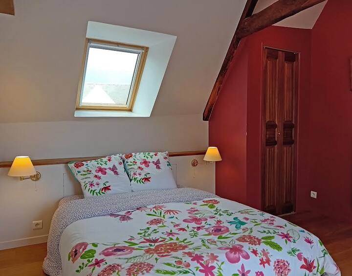 belle chambre spacieuse mansardée avec un coin bureau donnant sur le jardin clos sans vis à vis